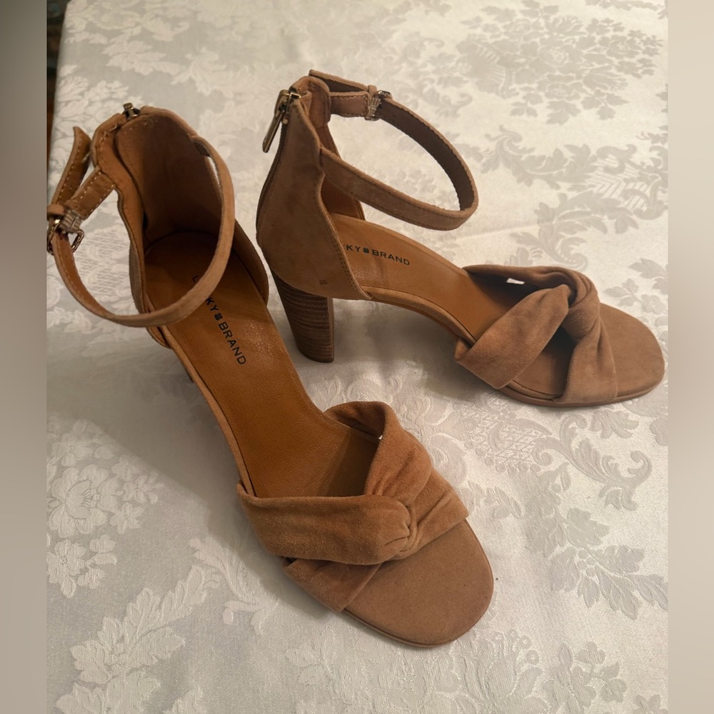 Tan Suede Knot Front Ankle Strap Heels
10M
3 inch block heel
